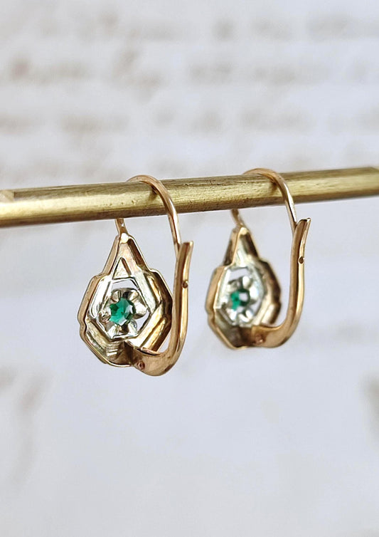 Dormeuses anciennes Belle Époque en or jaune et blanc 18k, émeraudes, circa 1900