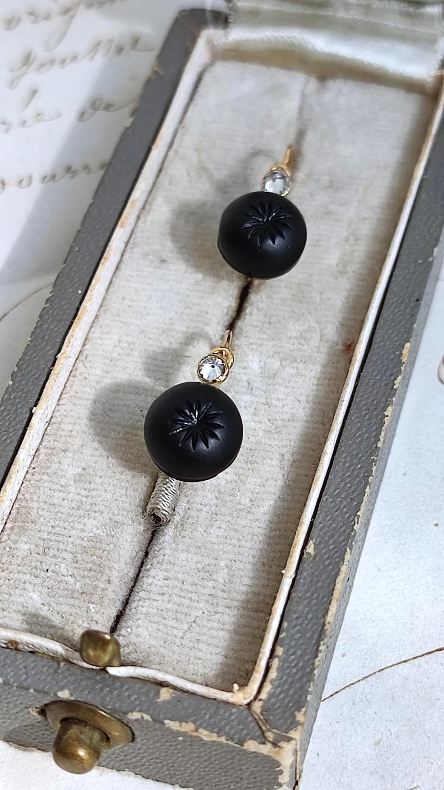 Dormeuses or jaune 18k, jais et diamants, époque Second Empire