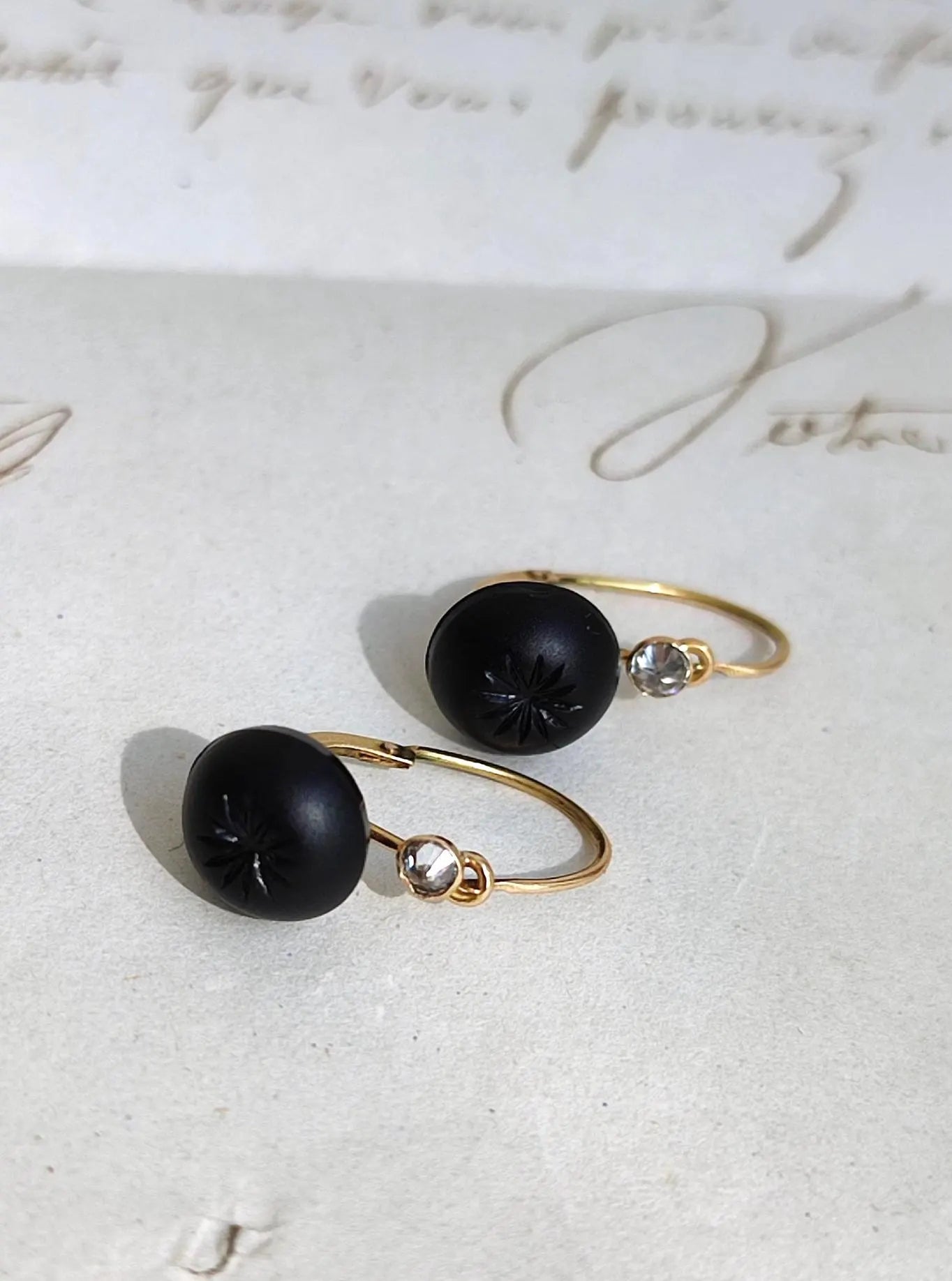 Dormeuses or jaune 18k, jais et diamants, époque Second Empire