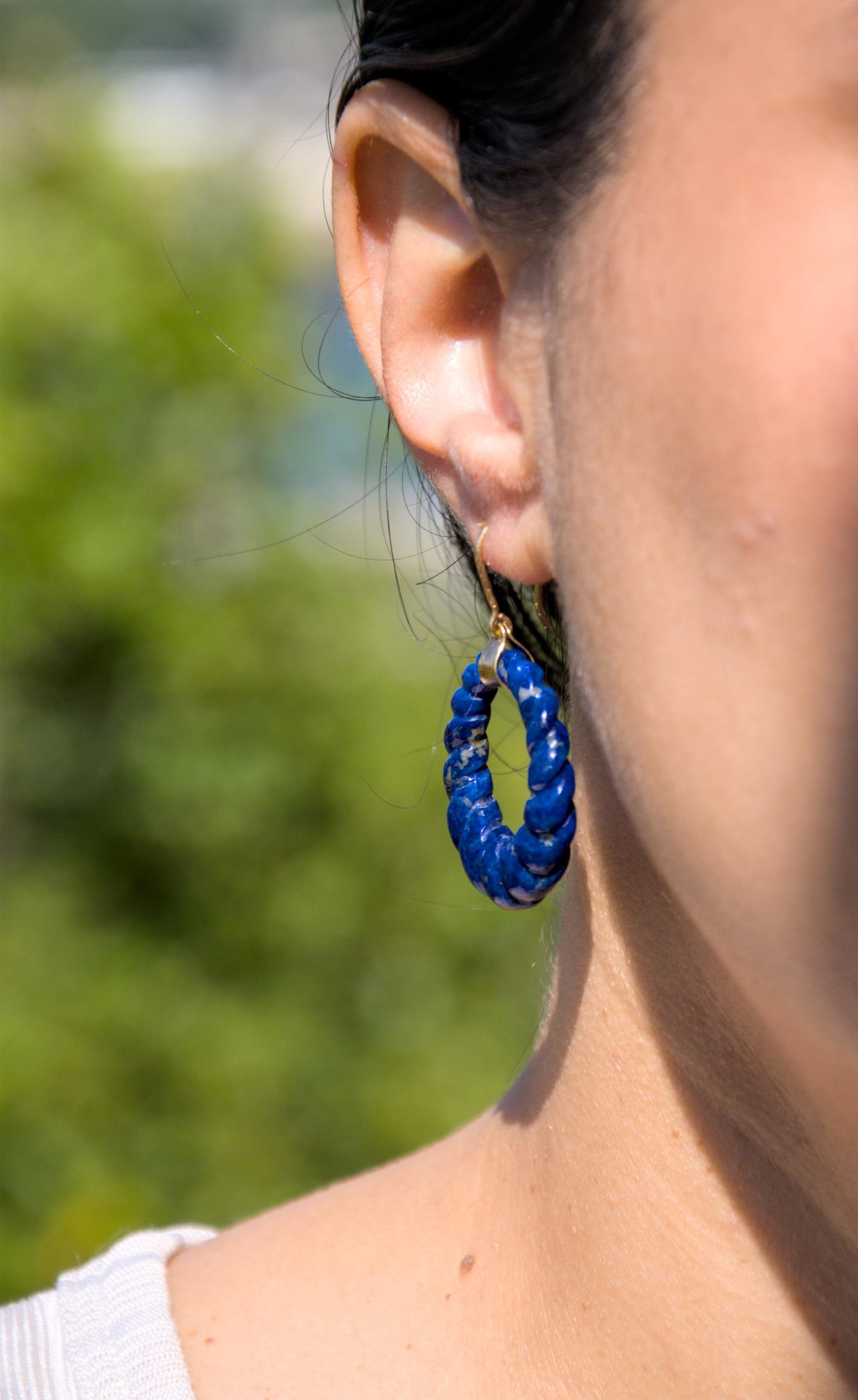 Boucle d'oreilles antique en or 18k et Lapis-lazuli sculptées en forme de créole godronné