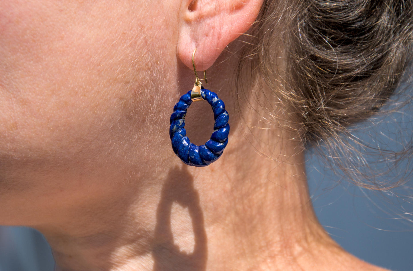 Boucle d'oreilles antique en or 18k et Lapis-lazuli sculptées en forme de créole godronné