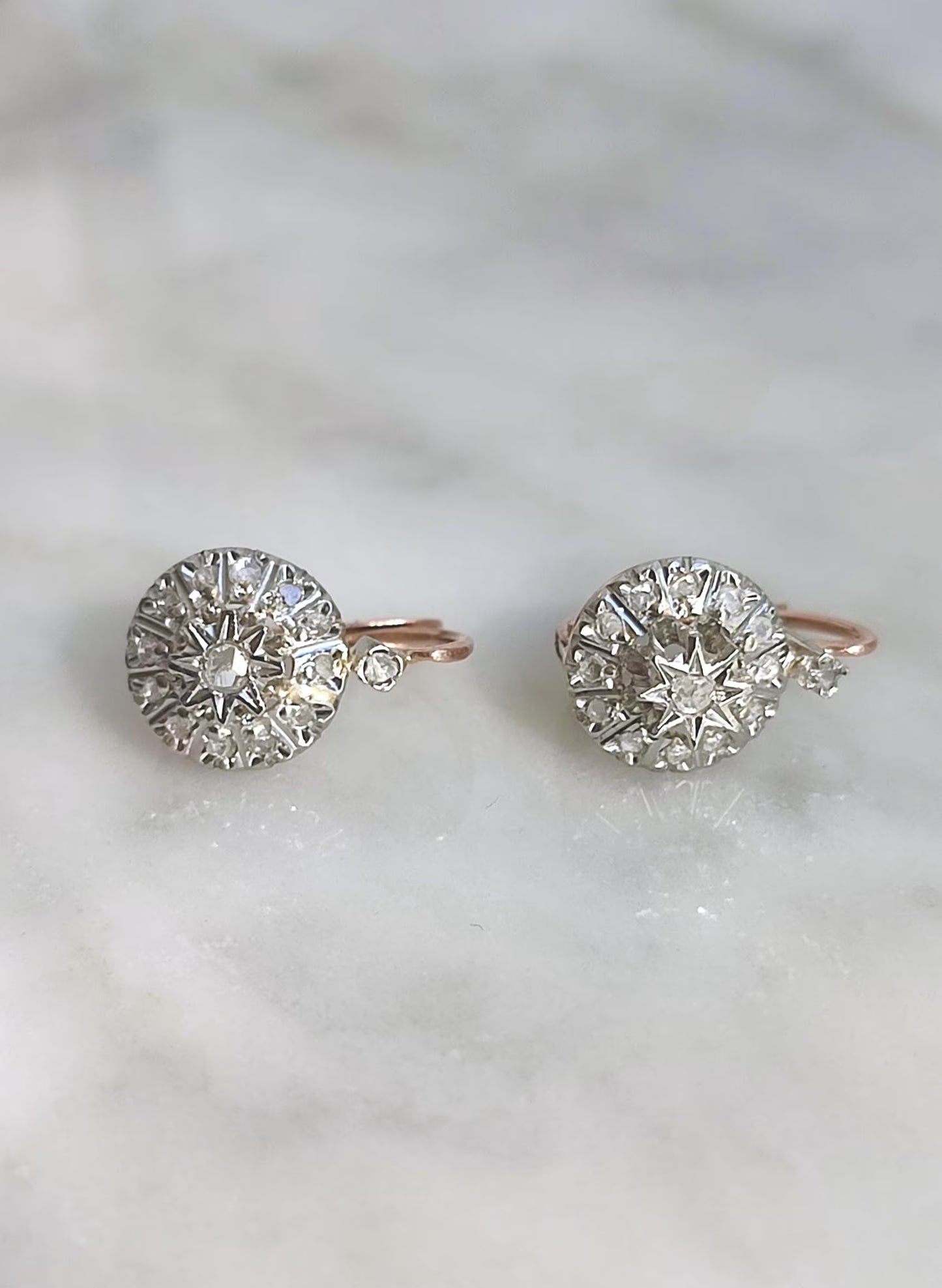 Boucles dormeuses anciennes en or 18K rose et gris, diamants taille rose et lame, bijoux français XIXe siècle