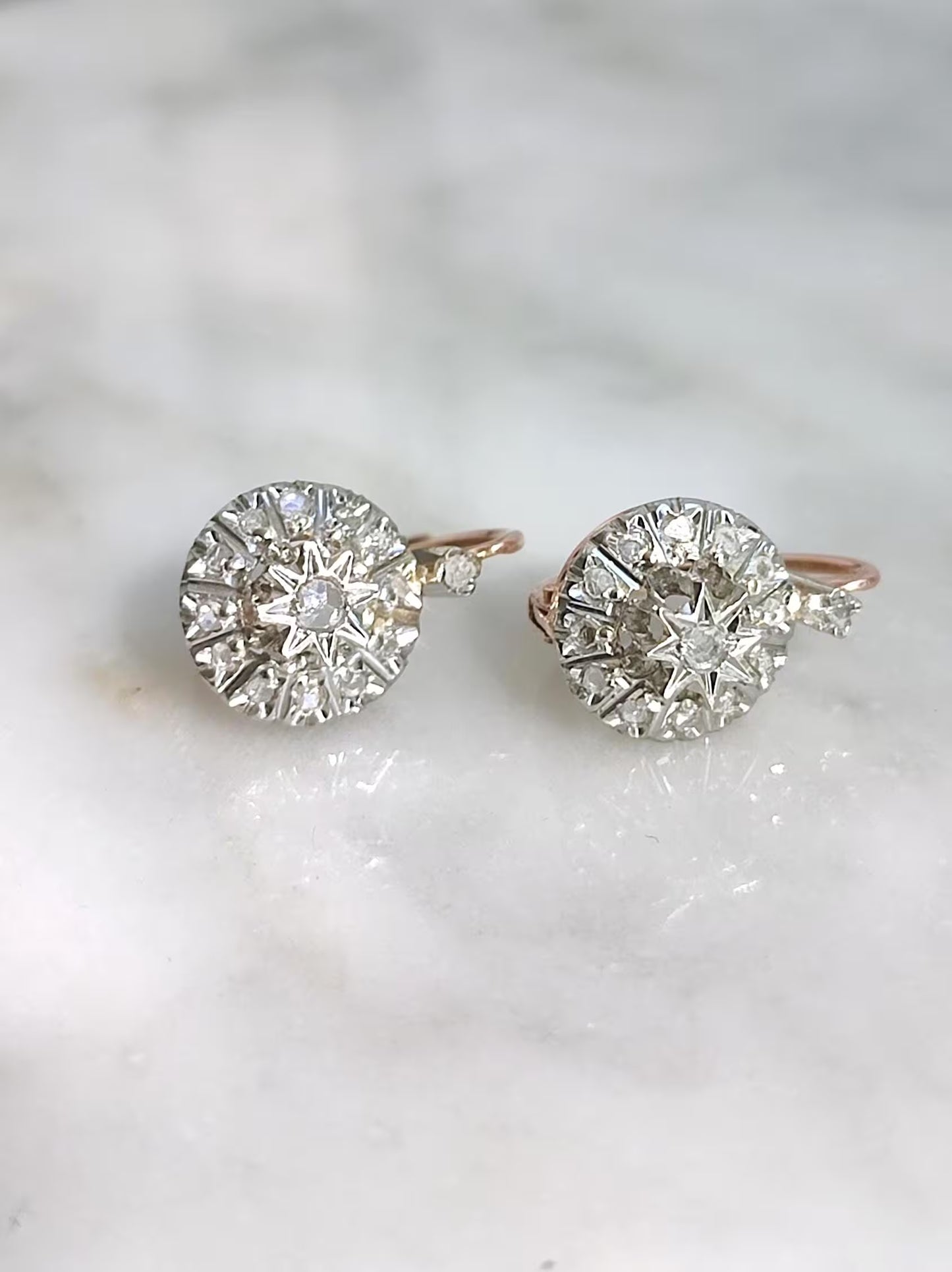 Boucles dormeuses anciennes en or 18K rose et gris, diamants taille rose et lame, bijoux français XIXe siècle