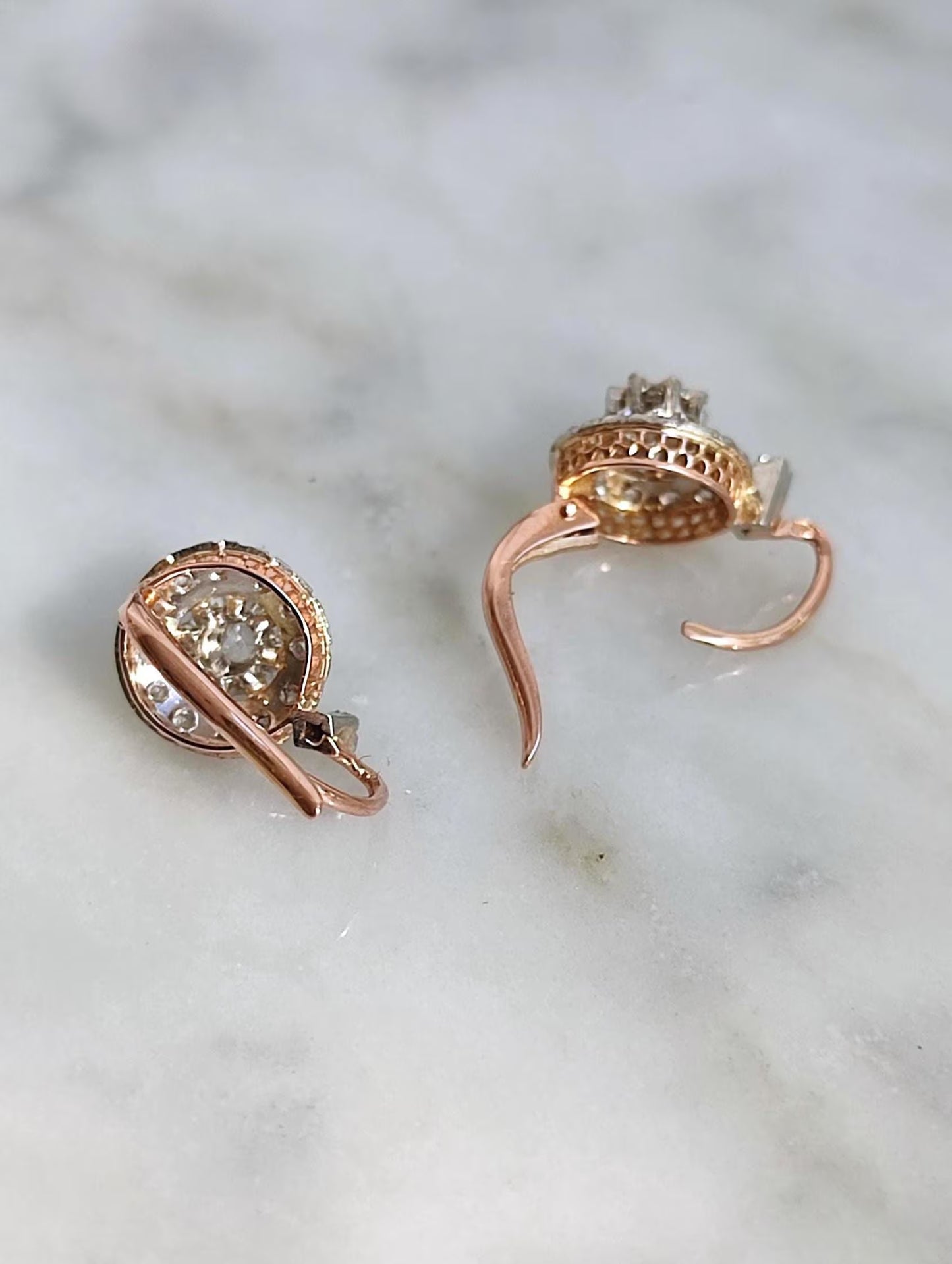 Boucles dormeuses anciennes en or 18K rose et gris, diamants taille rose et lame, bijoux français XIXe siècle