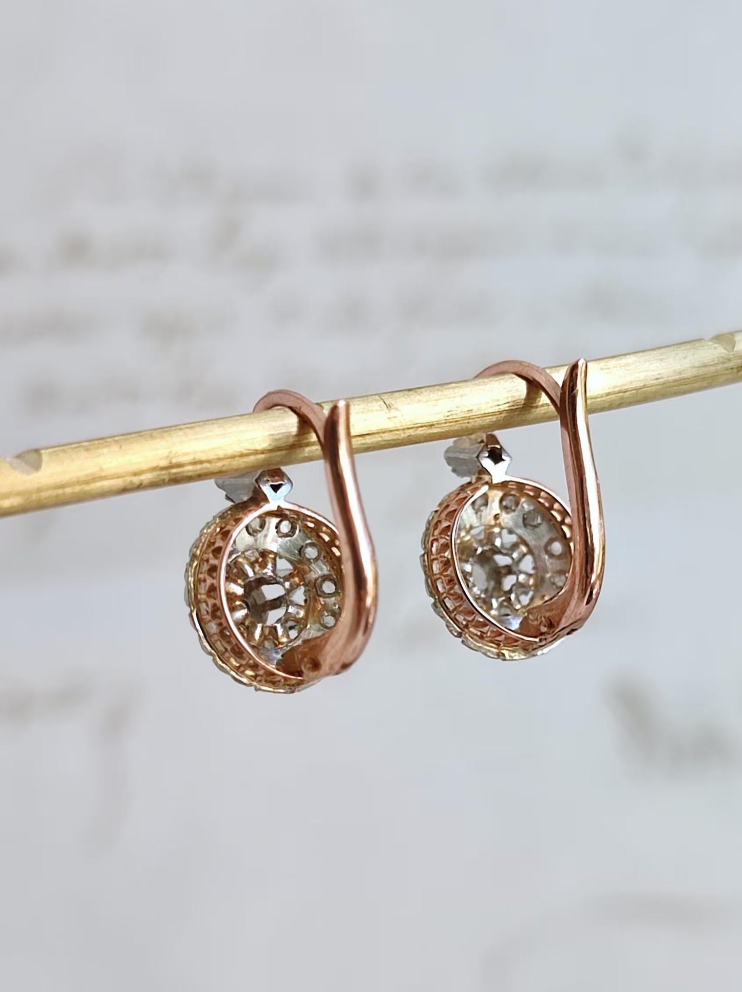 Boucles dormeuses anciennes en or 18K rose et gris, diamants taille rose et lame, bijoux français XIXe siècle
