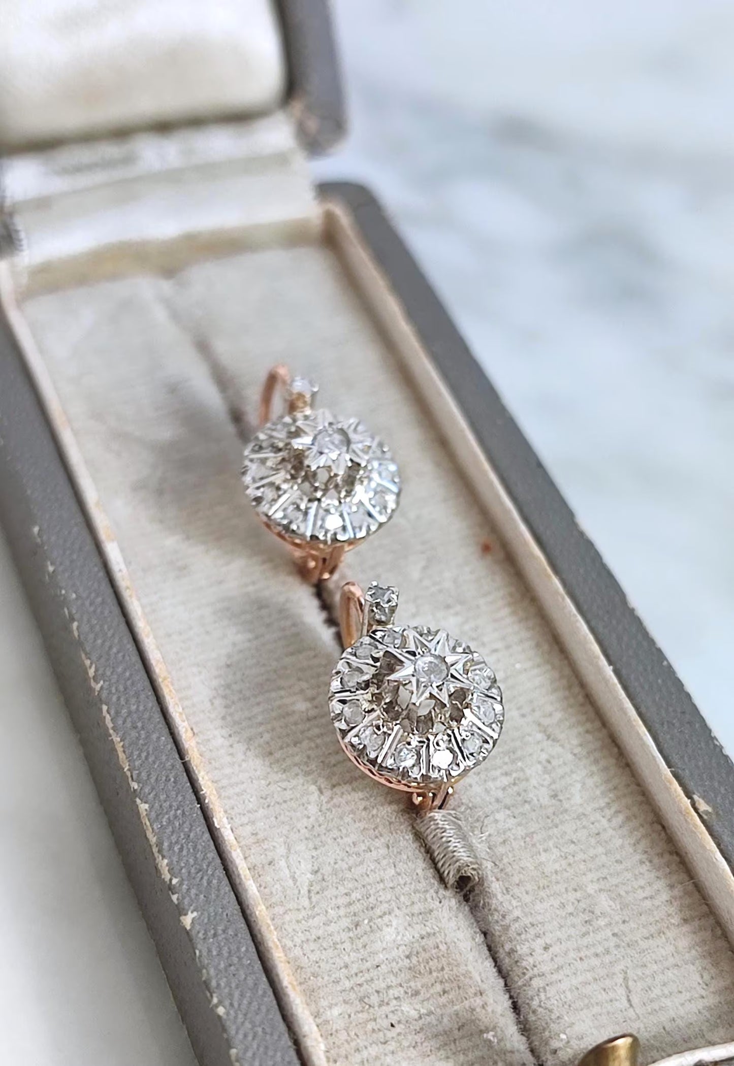 Boucles dormeuses anciennes en or 18K rose et gris, diamants taille rose et lame, bijoux français XIXe siècle