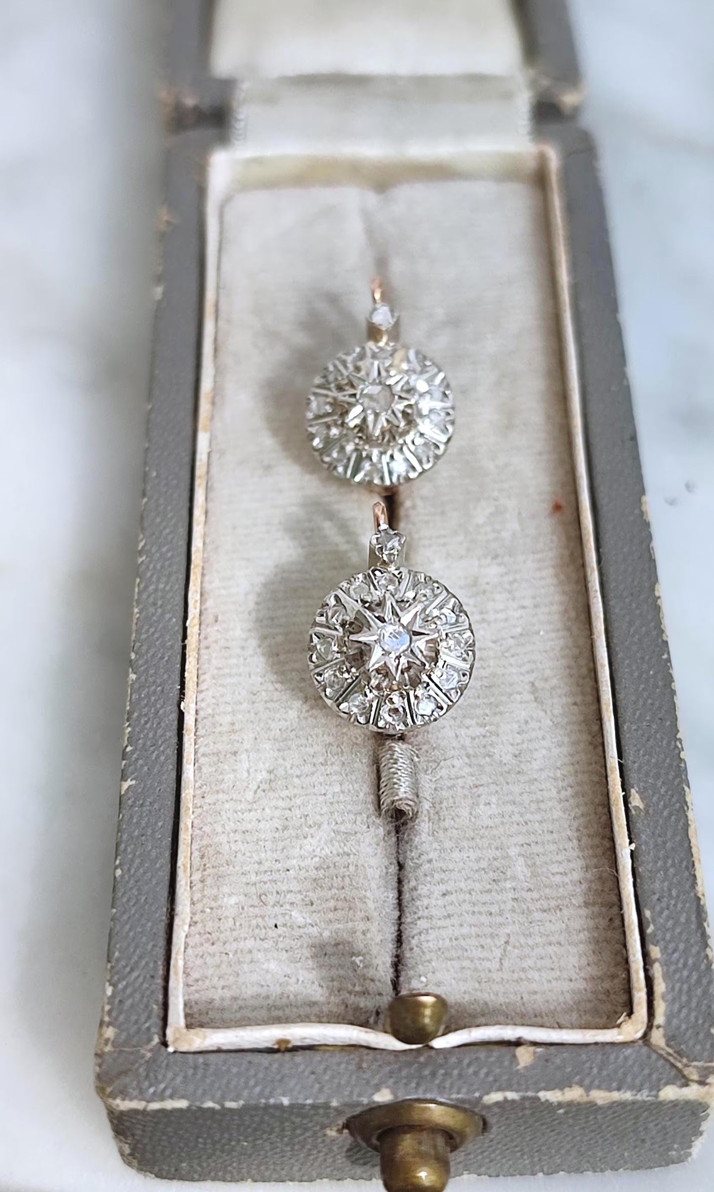 Boucles dormeuses anciennes en or 18K rose et gris, diamants taille rose et lame, bijoux français XIXe siècle