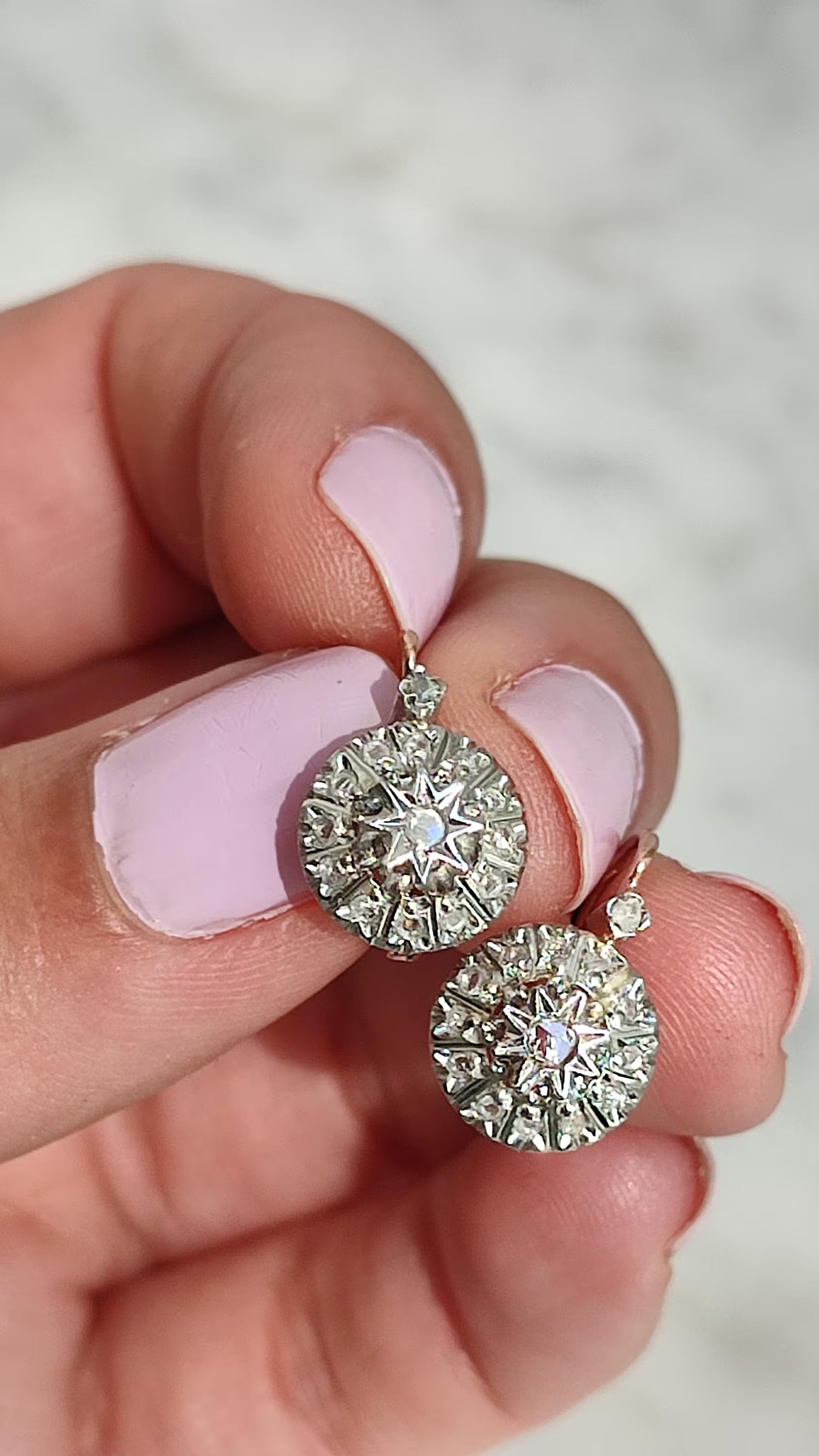 Boucles dormeuses anciennes en or 18K rose et gris, diamants taille rose et lame, bijoux français XIXe siècle