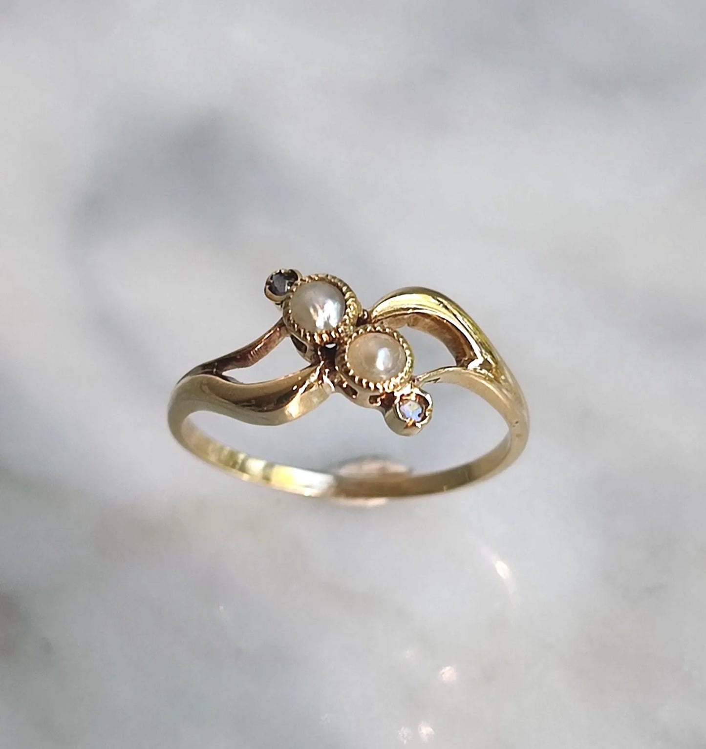 Bague ancienne “Toi et Moi” en or jaune, perles et diamants - bague Belle Époque