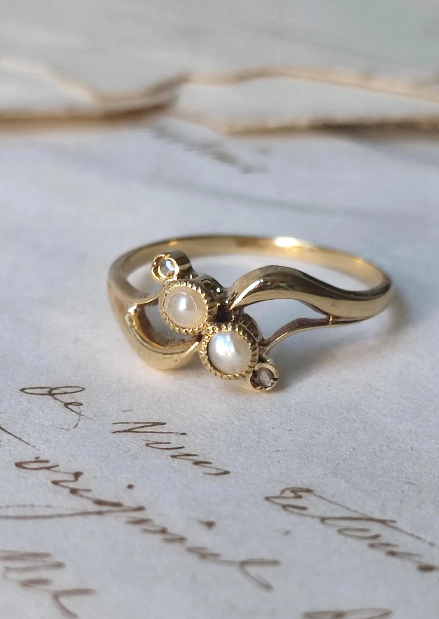 Bague ancienne “Toi et Moi” en or jaune, perles et diamants - bague Belle Époque