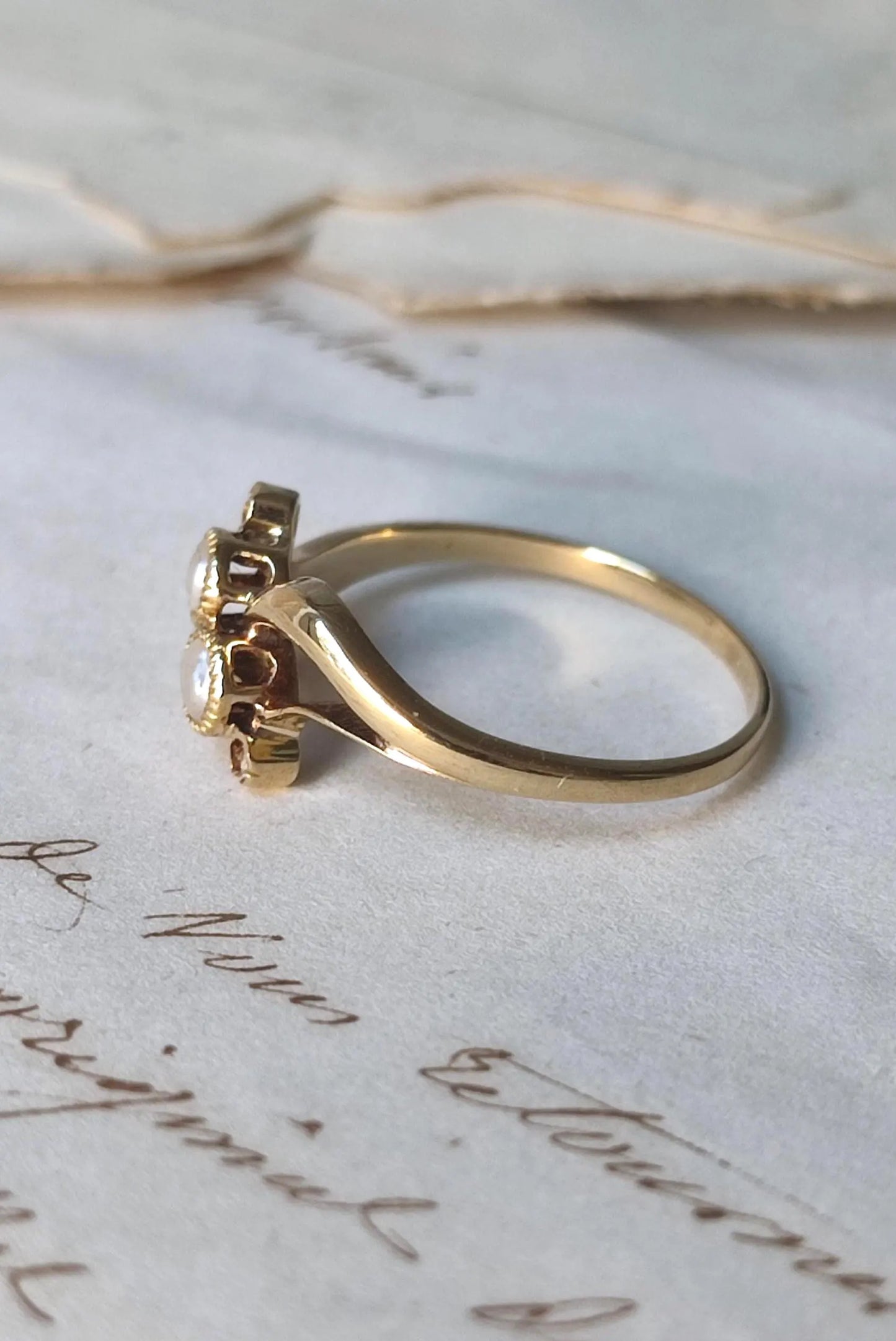 Bague ancienne “Toi et Moi” en or jaune, perles et diamants - bague Belle Époque