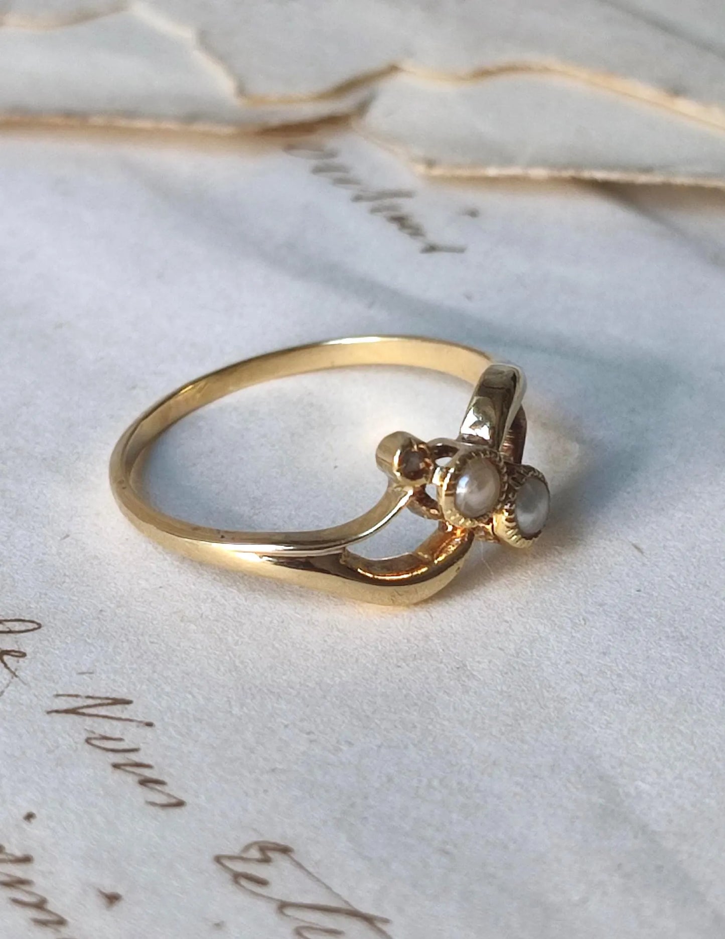 Bague ancienne “Toi et Moi” en or jaune, perles et diamants - bague Belle Époque