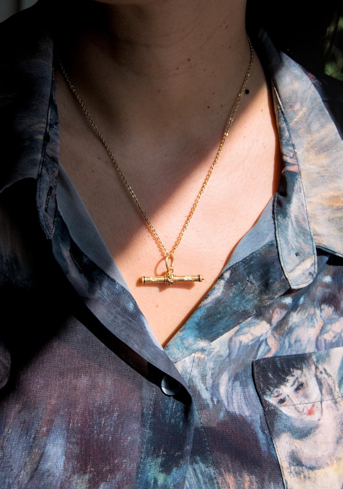 Pendentif clé de montre or jaune 18k ancienne, émail et grenats, pendentif T-bar 19e siècle
