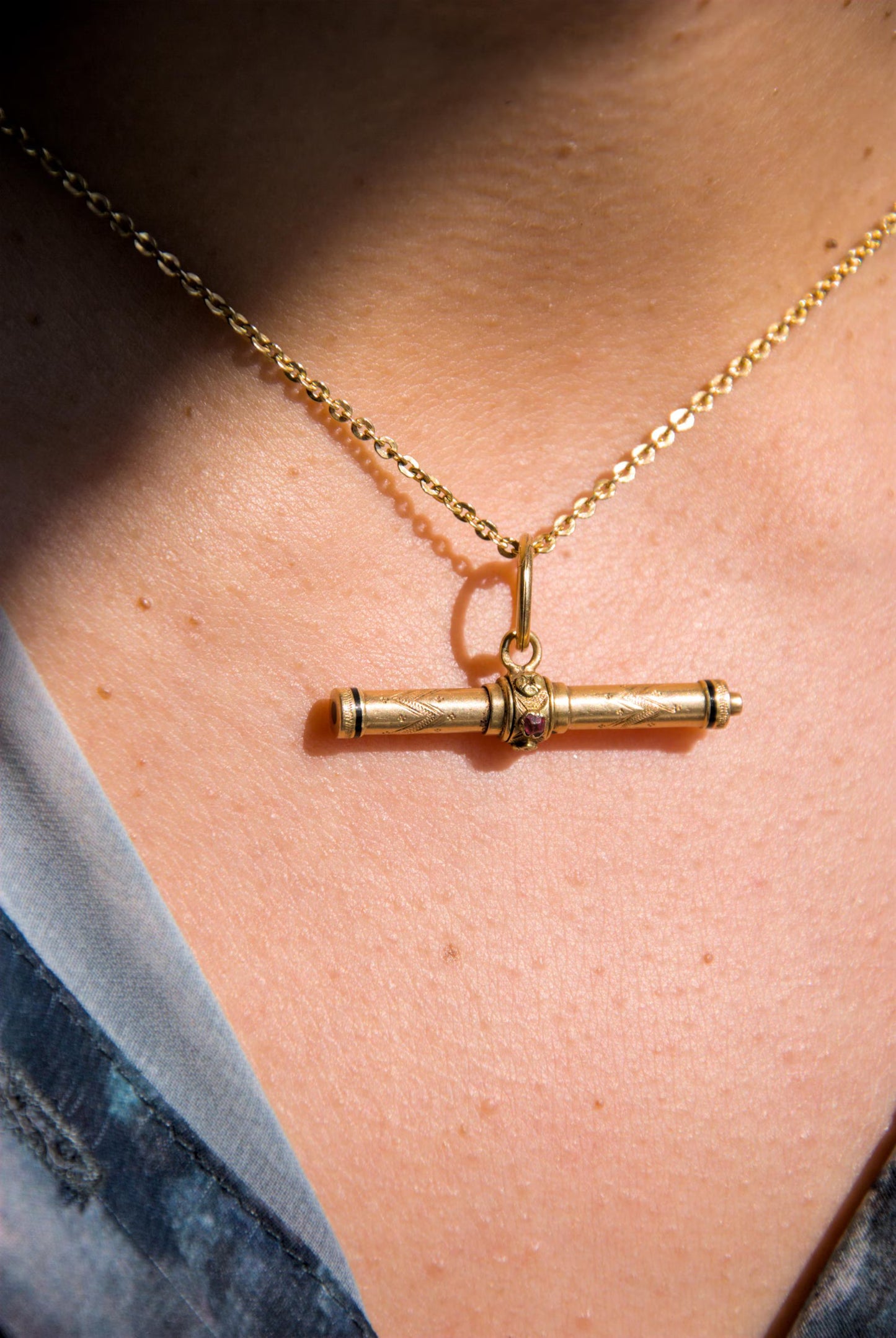 Pendentif clé de montre or jaune 18k ancienne, émail et grenats, pendentif T-bar 19e siècle