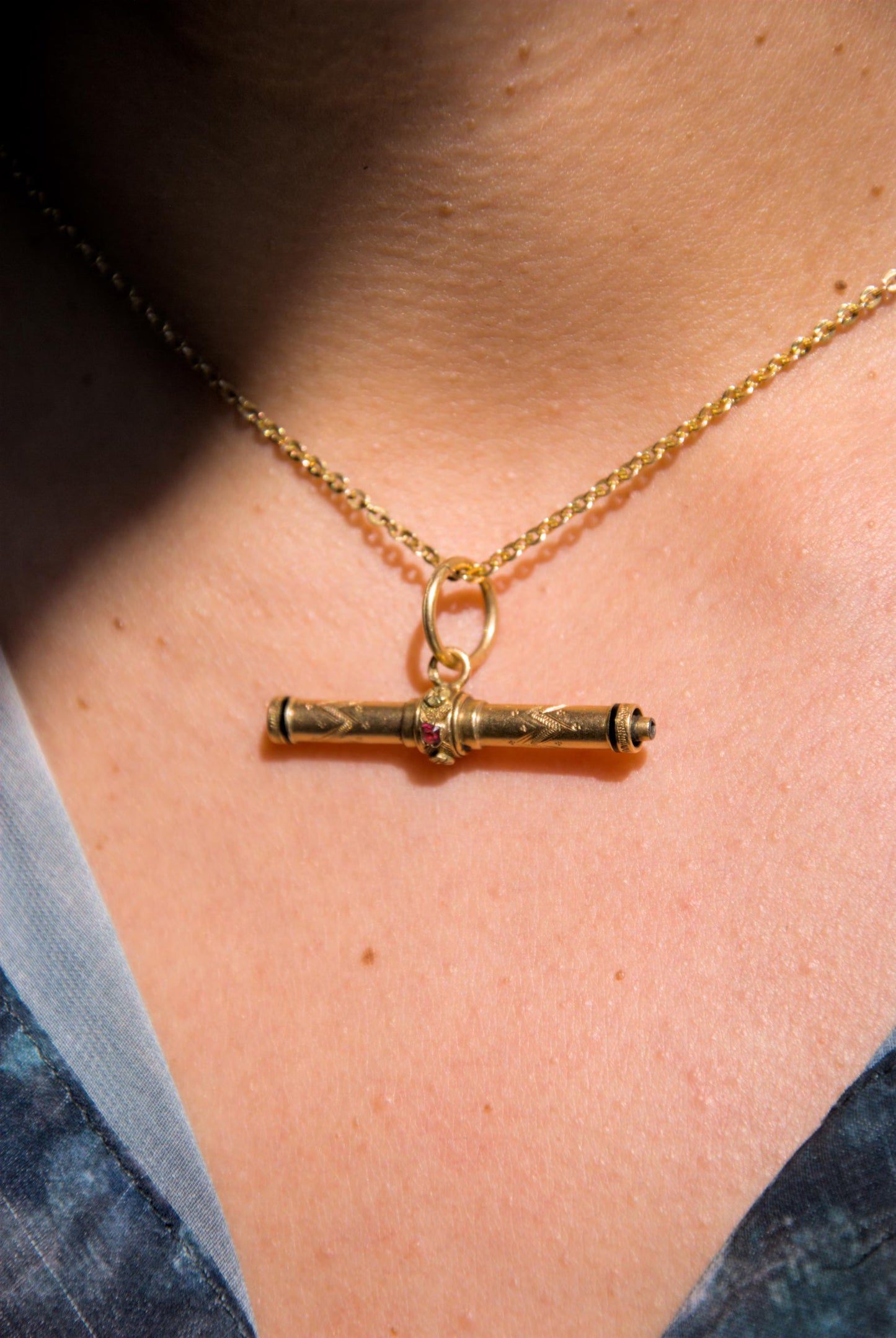 Pendentif clé de montre or jaune 18k ancienne, émail et grenats, pendentif T-bar 19e siècle