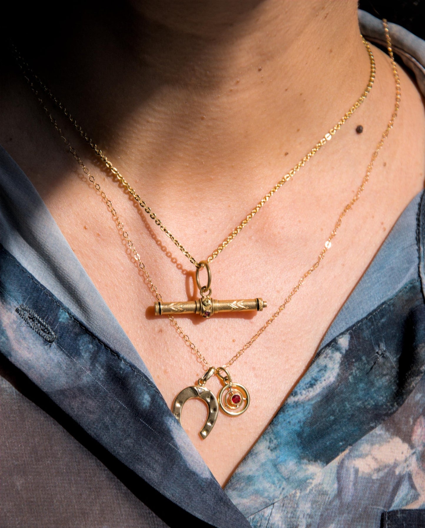 Pendentif clé de montre or jaune 18k ancienne, émail et grenats, pendentif T-bar 19e siècle