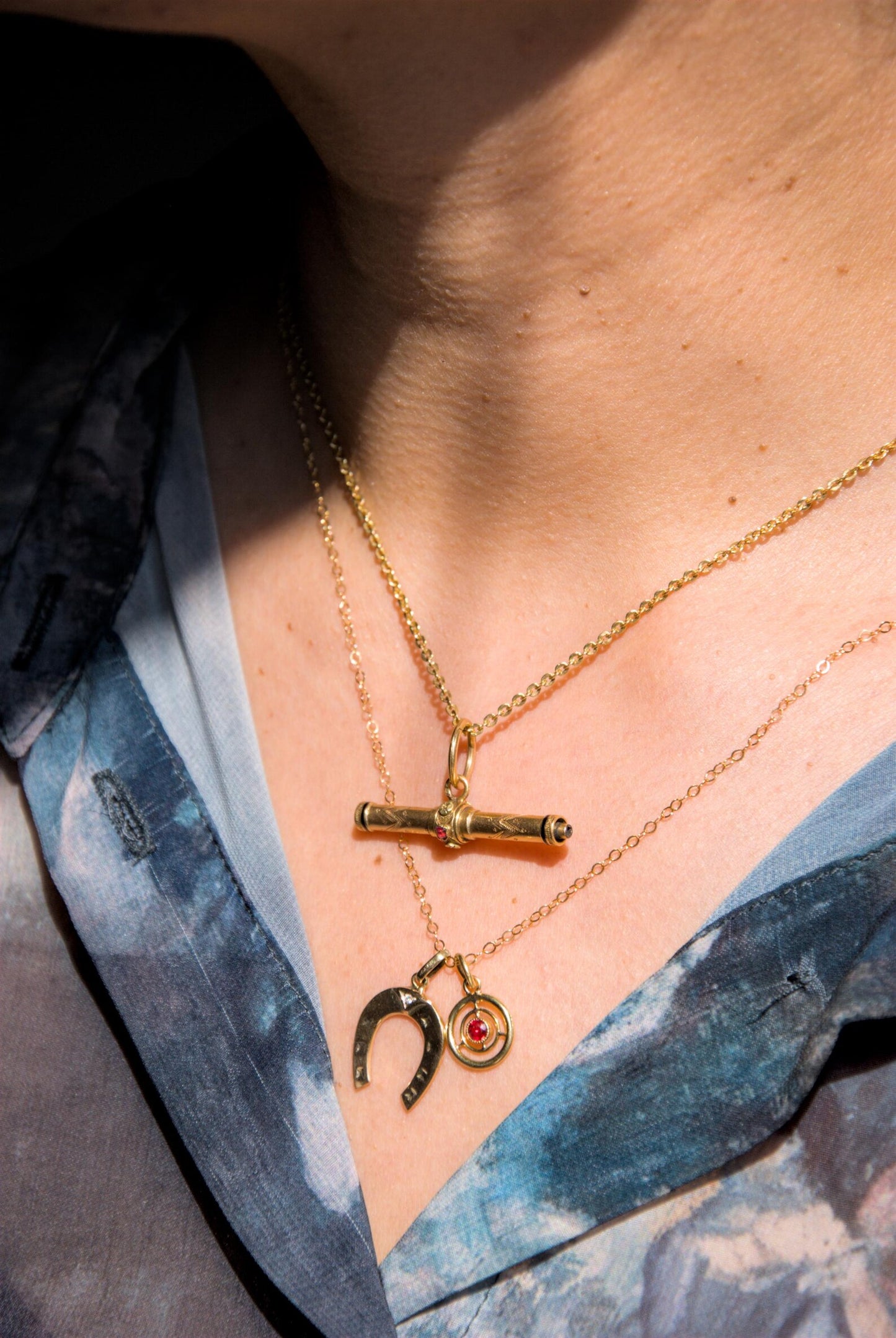 Pendentif clé de montre or jaune 18k ancienne, émail et grenats, pendentif T-bar 19e siècle