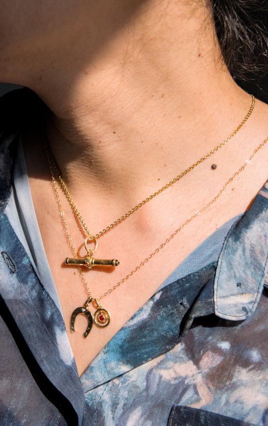 Pendentif clé de montre or jaune 18k ancienne, émail et grenats, pendentif T-bar 19e siècle