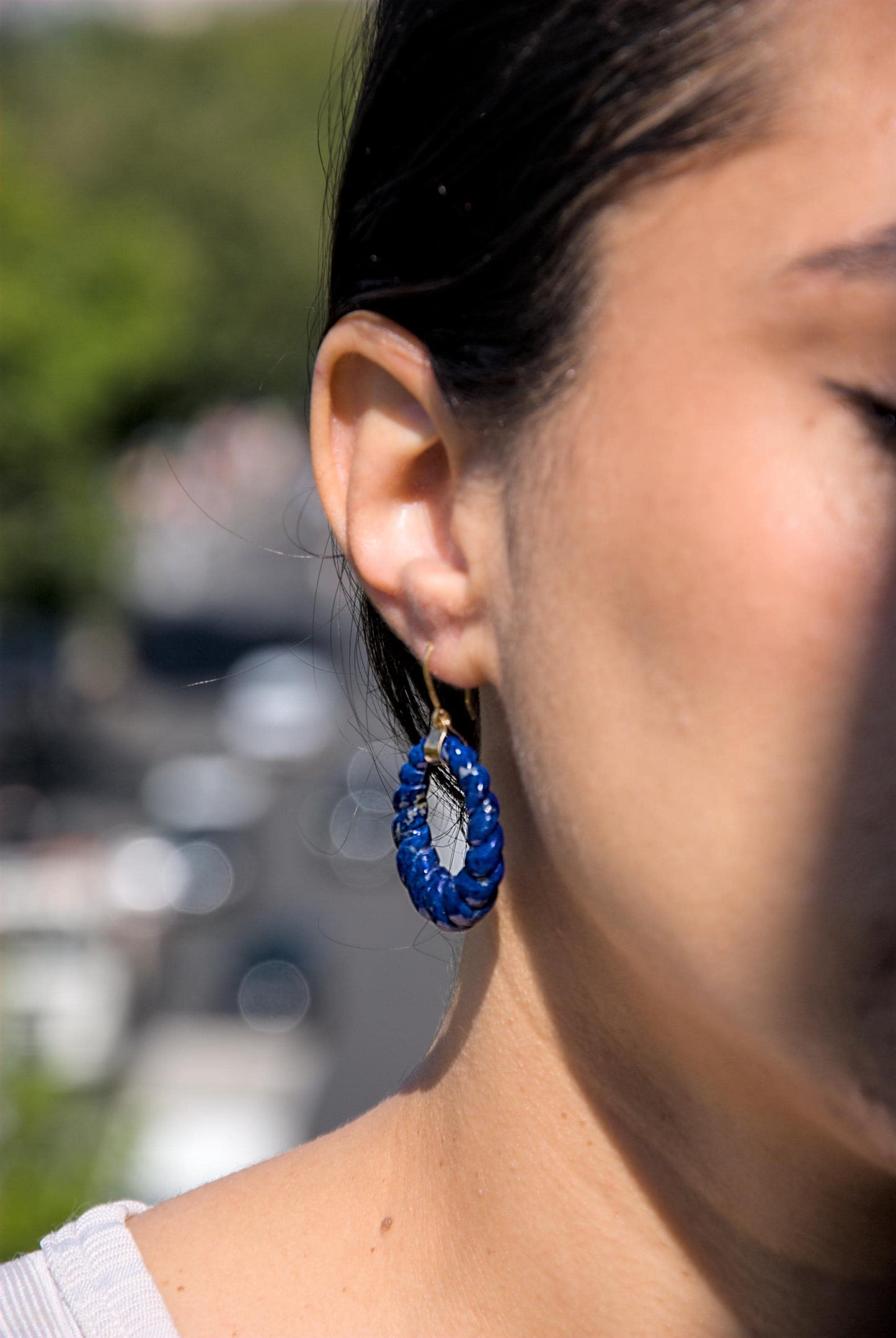 Boucle d'oreilles antique en or 18k et Lapis-lazuli sculptées en forme de créole godronné