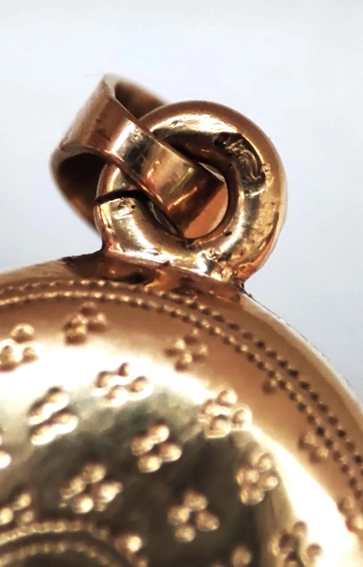 Médaillon ancien porte-photo ouvrant en or jaune 18K, améthyste et perles fines - pendentif romantique XIXe siècle
