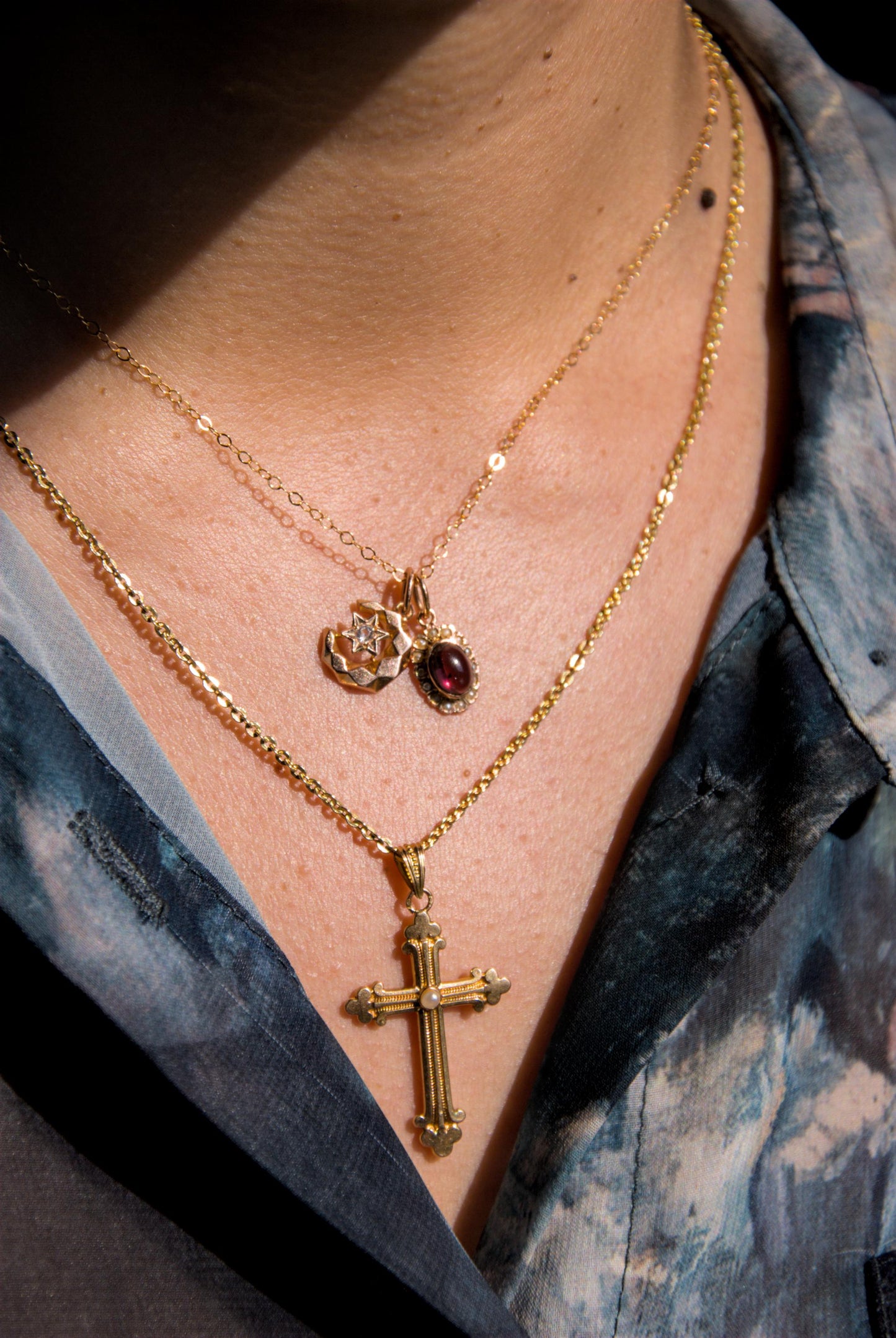 Pendentif ancien symbole lunaire en or 18k et diamant, représentant un croissant de lune et une étoile