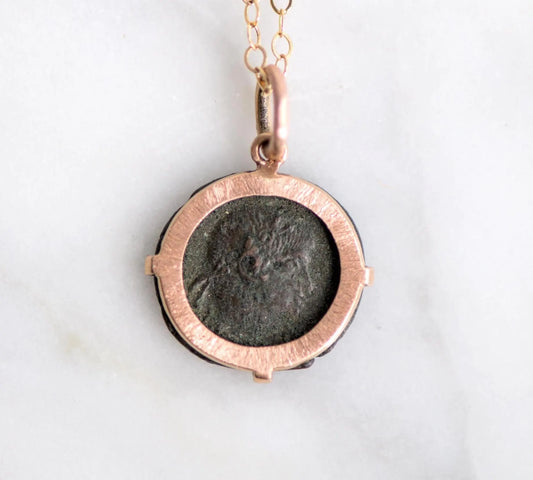 Pendentif pièce de monnaie romaine en bronze montée sur or 18K
