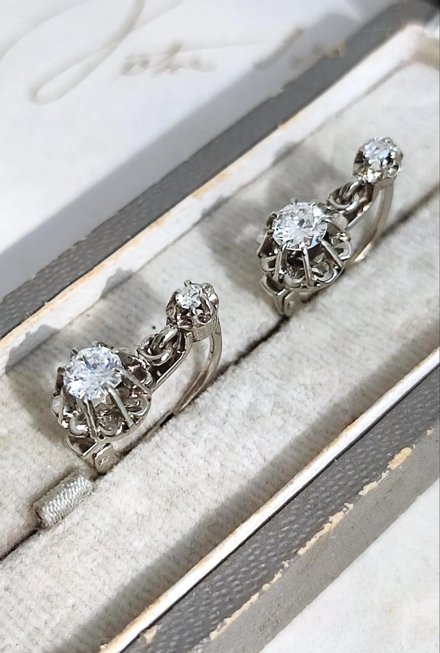Dormeuses anciennes en or gris 18K ornées de diamants taille ancienne 0,5 ct – vers 1930