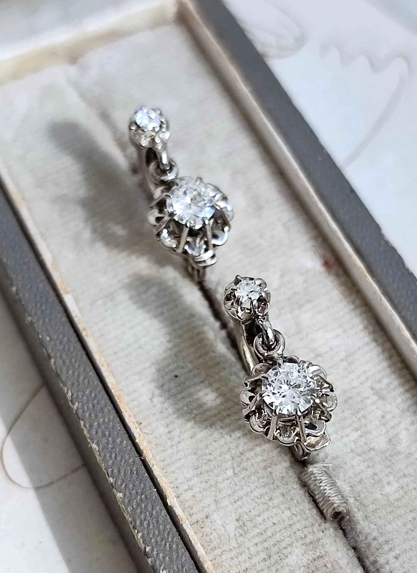 Dormeuses anciennes en or gris 18K ornées de diamants taille ancienne 0,5 ct – vers 1930