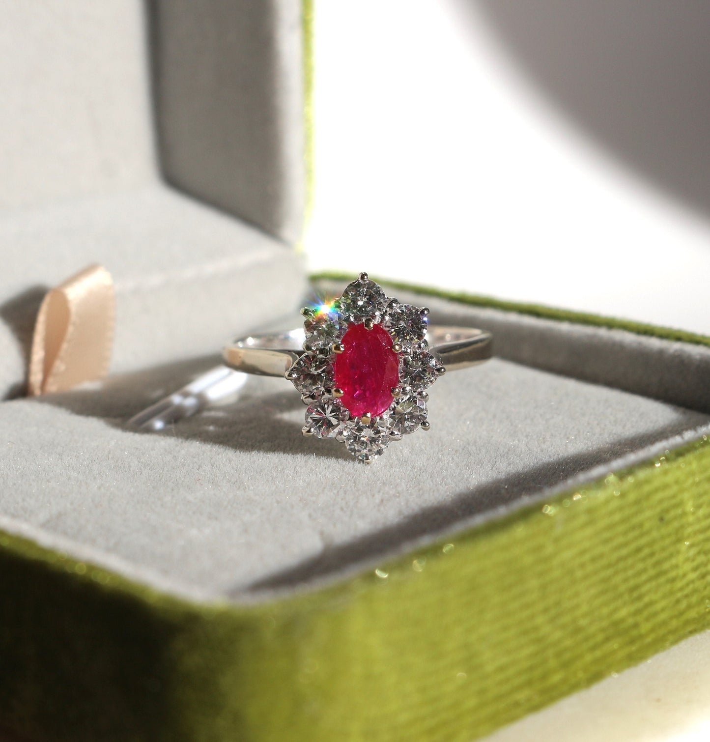 Bague de fiançailles marguerite en or blanc 18k avec rubis entourage diamants