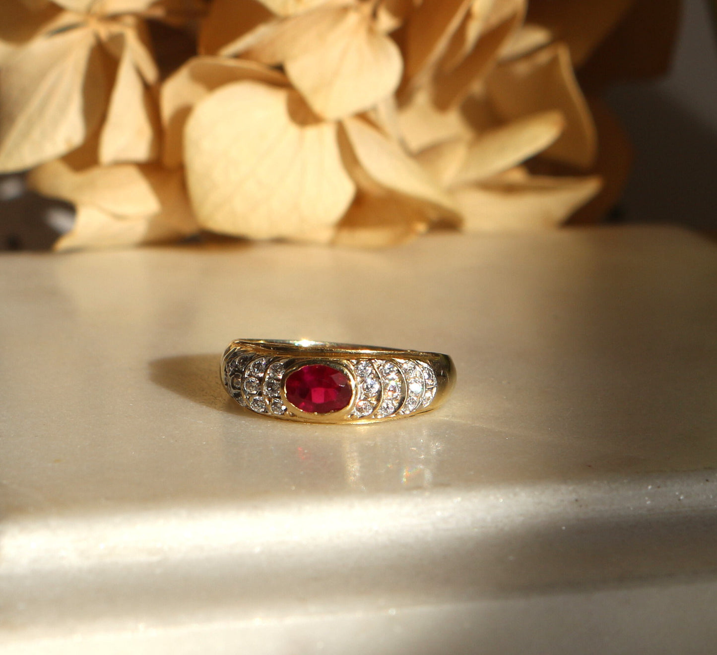 Bague de fiançailles ancienne en Or 14K sertie d'un rubis et entourage de pierres blanches