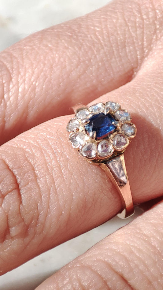 Bague de fiançailles marguerite Belle époque, or 18k saphir bleu et entourage diamants