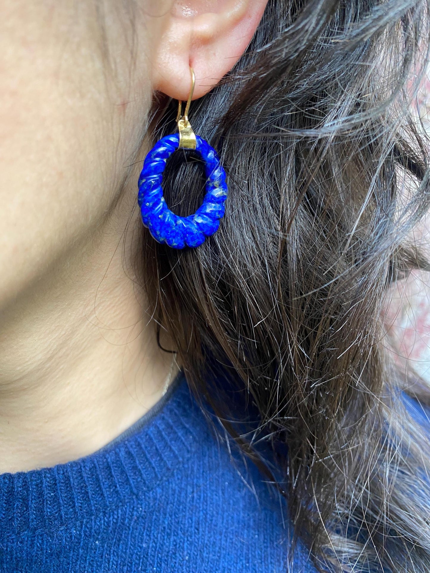 Boucle d'oreilles antique en or 18k et Lapis-lazuli sculptées en forme de créole godronné
