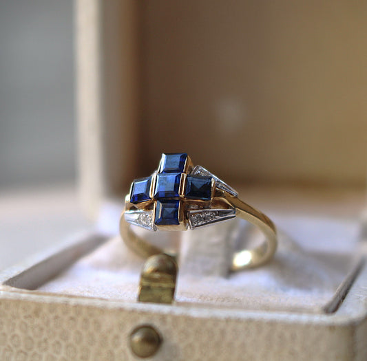 Bague Art Déco or 18 carats ornée de saphirs et des diamants motif croix