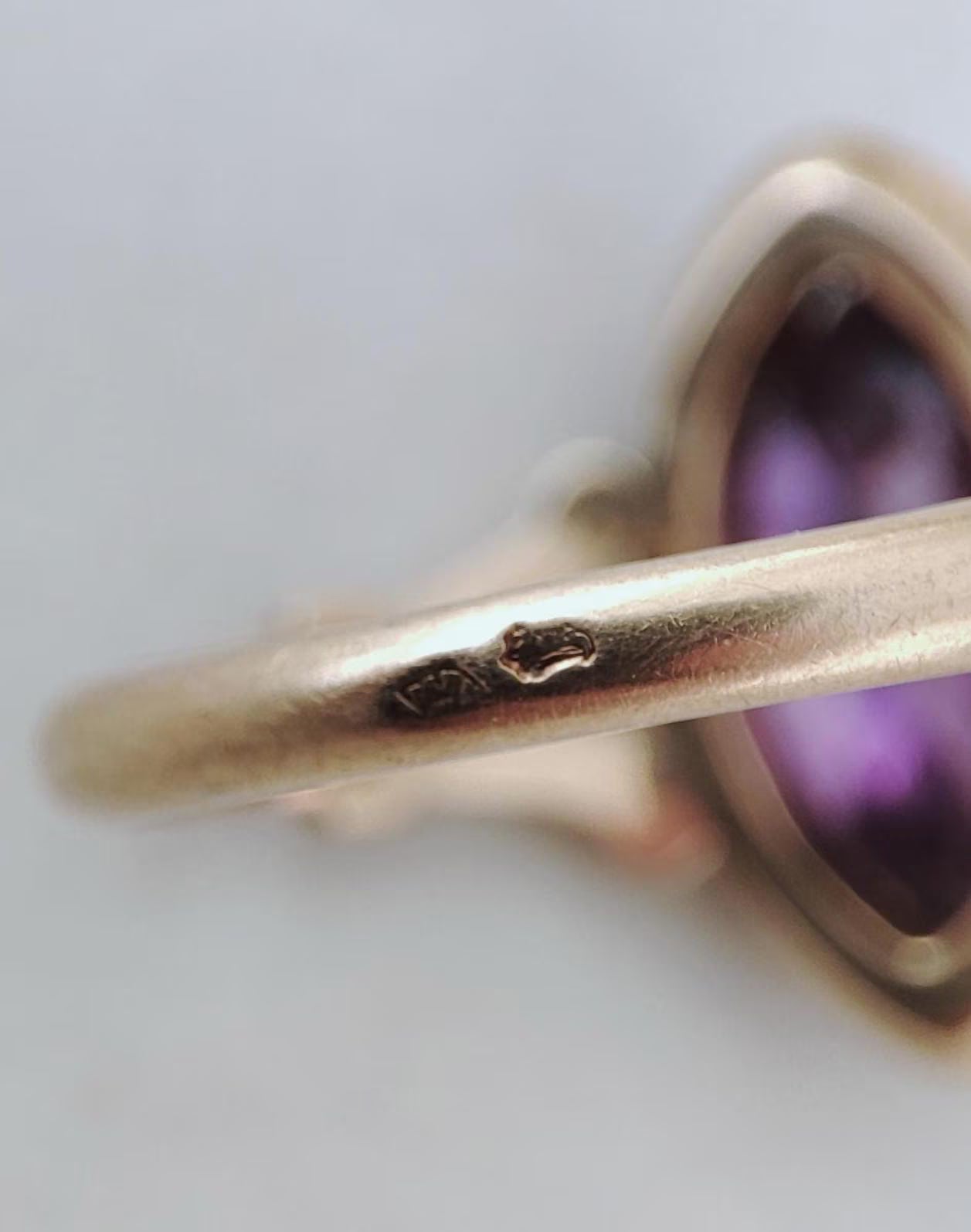 Bague victorienne en or jaune 18k et améthyste, entourage perles - 19e siècle - bague de sentiment ancienne