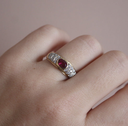 Bague de fiançailles ancienne en Or 14K sertie d'un rubis et entourage de pierres blanches