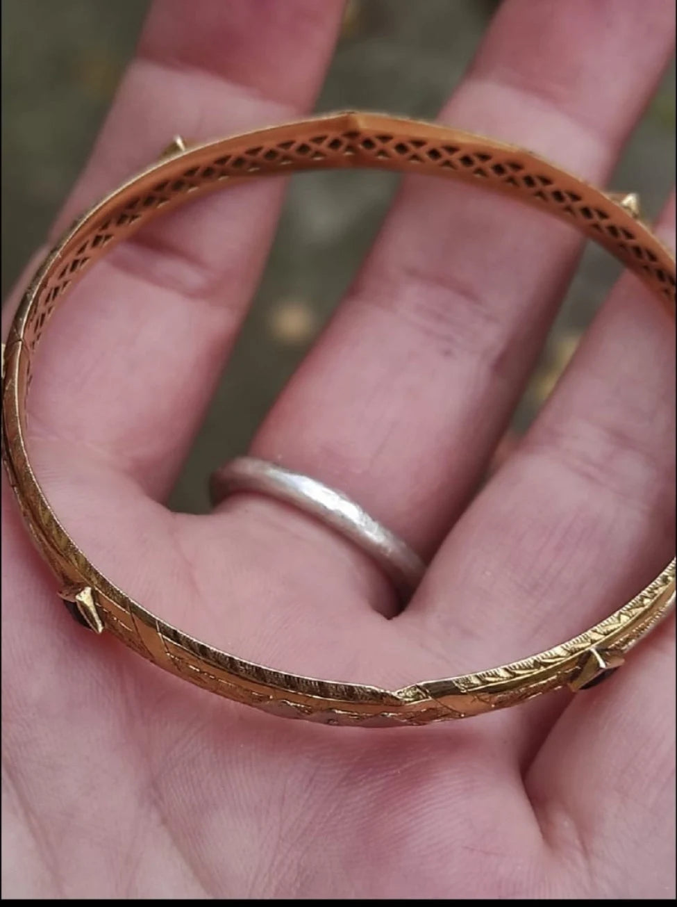 Bracelet ancien jonc rigide ouvrant en or jaune 18K, motifs floraux ciselés en or gris 18k et saphirs bleus