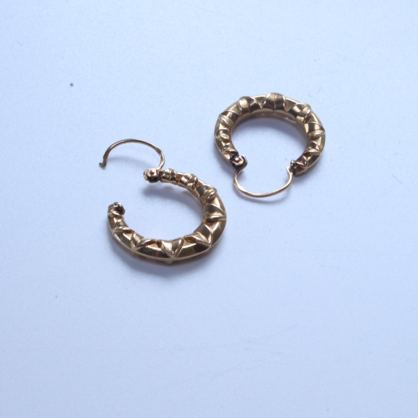 Créoles Vintage texturées en or 18K, Elégantes boucles d’oreilles anciennes