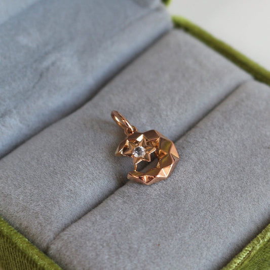 Pendentif ancien symbole lunaire en or 18k et diamant, représentant un croissant de lune et une étoile