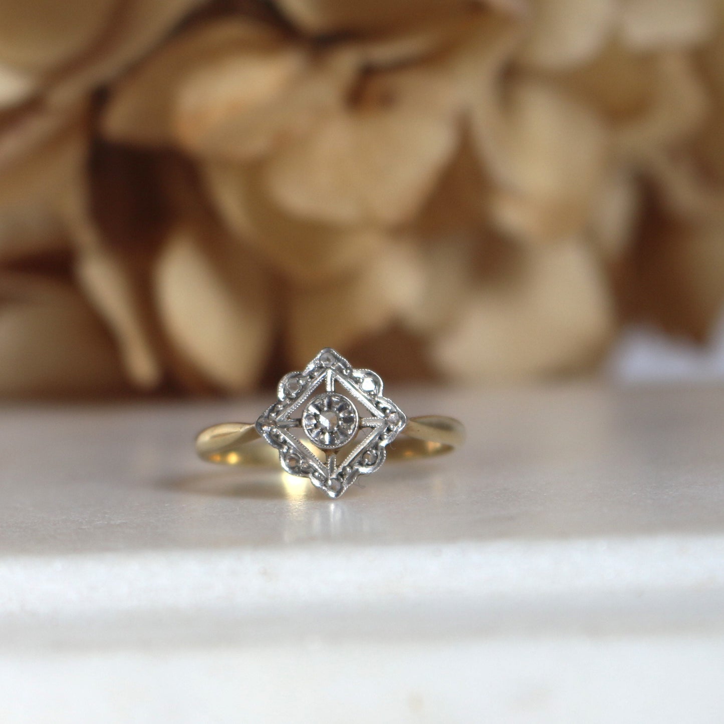 Bague ancienne Art Déco en or 18k (750/1000e) et diamant – bijou vintage années 1920, bague géométrique ajourée