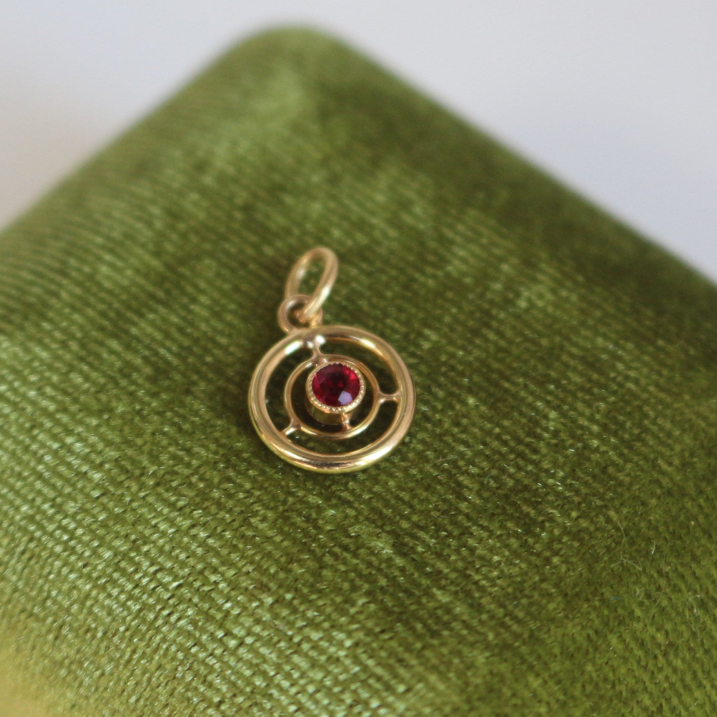 Pendentif cercles concentriques en or jaune 18k avec grenat naturel