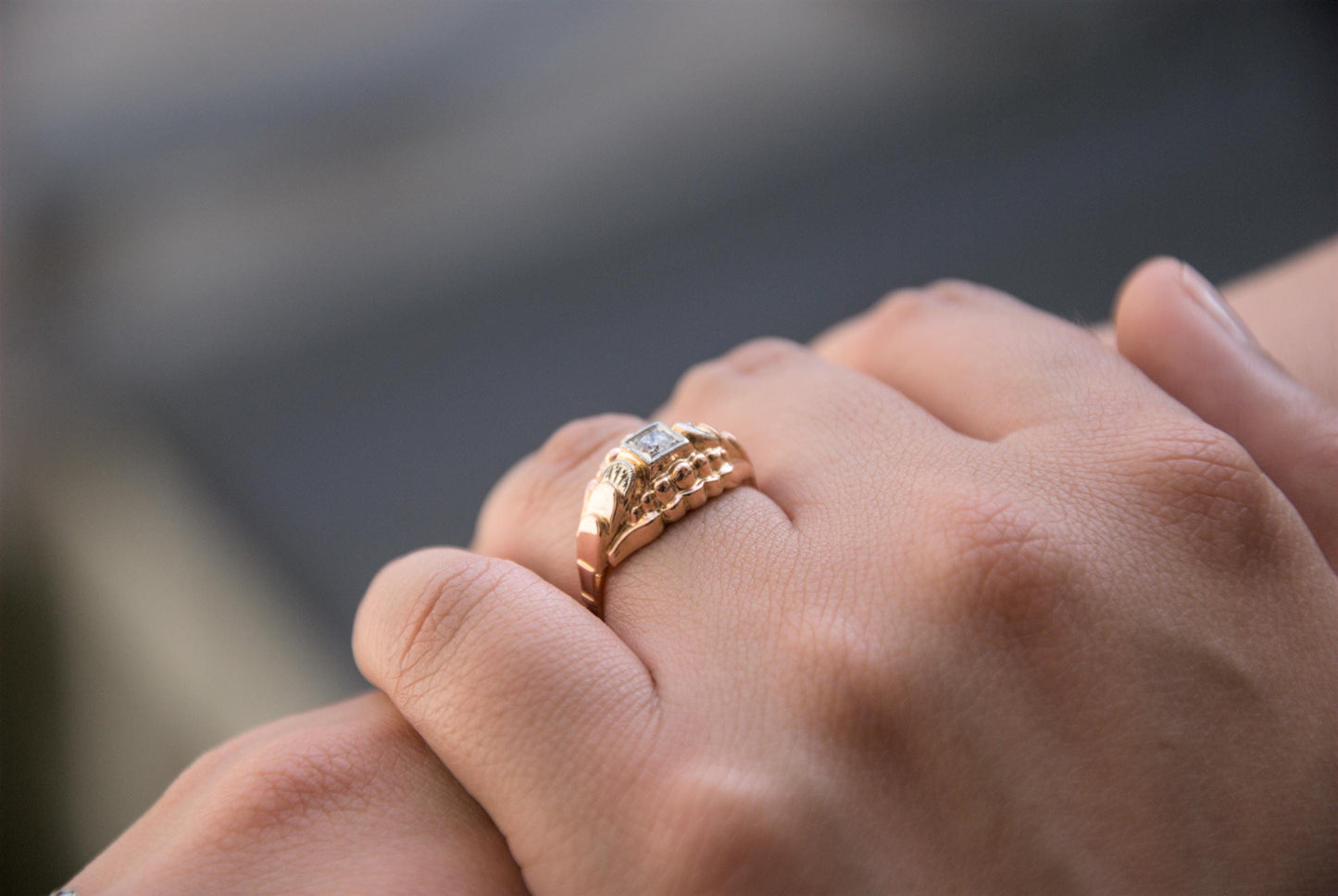 Bague Tank en or rose 18k orné d'un diamant GVS 0,10ct – Chevalière femme vintage style Art Déco années 40