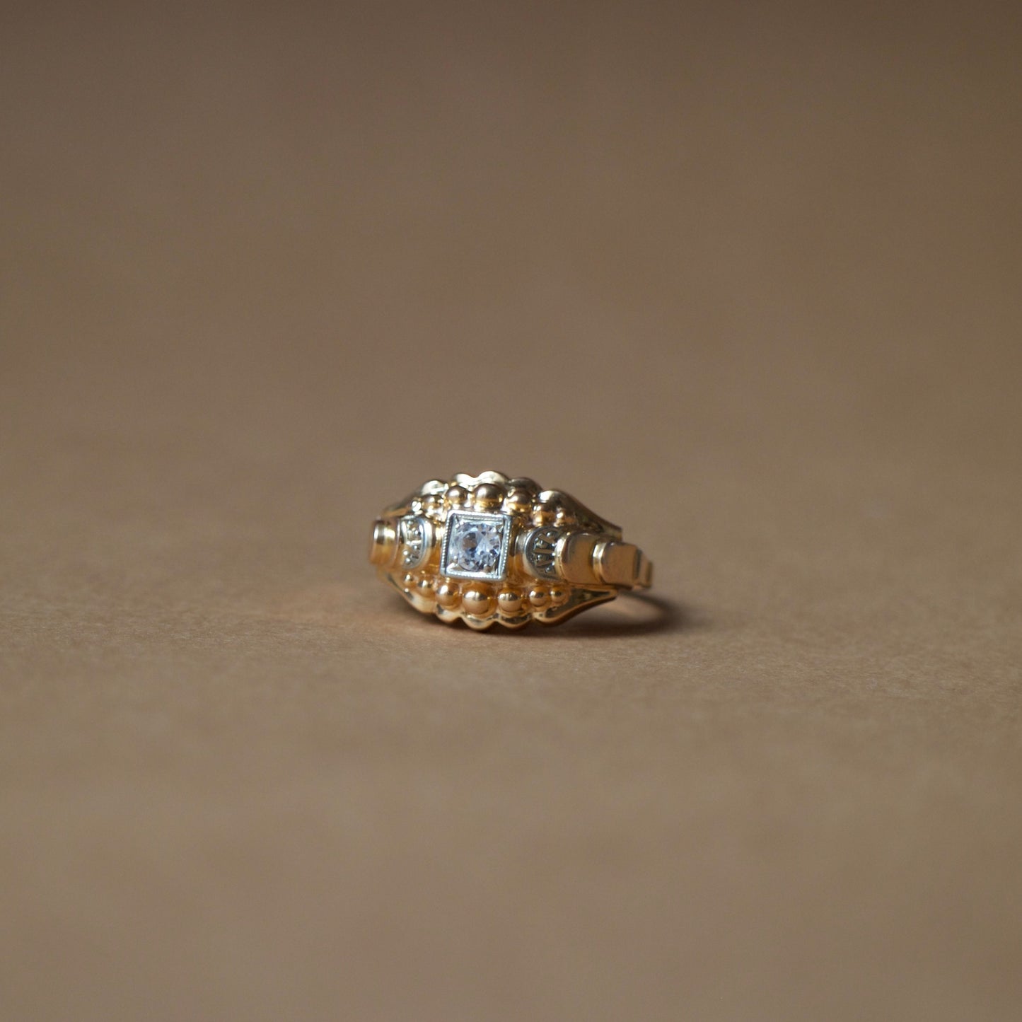 Bague Tank en or rose 18k orné d'un diamant GVS 0,10ct – Chevalière femme vintage style Art Déco années 40