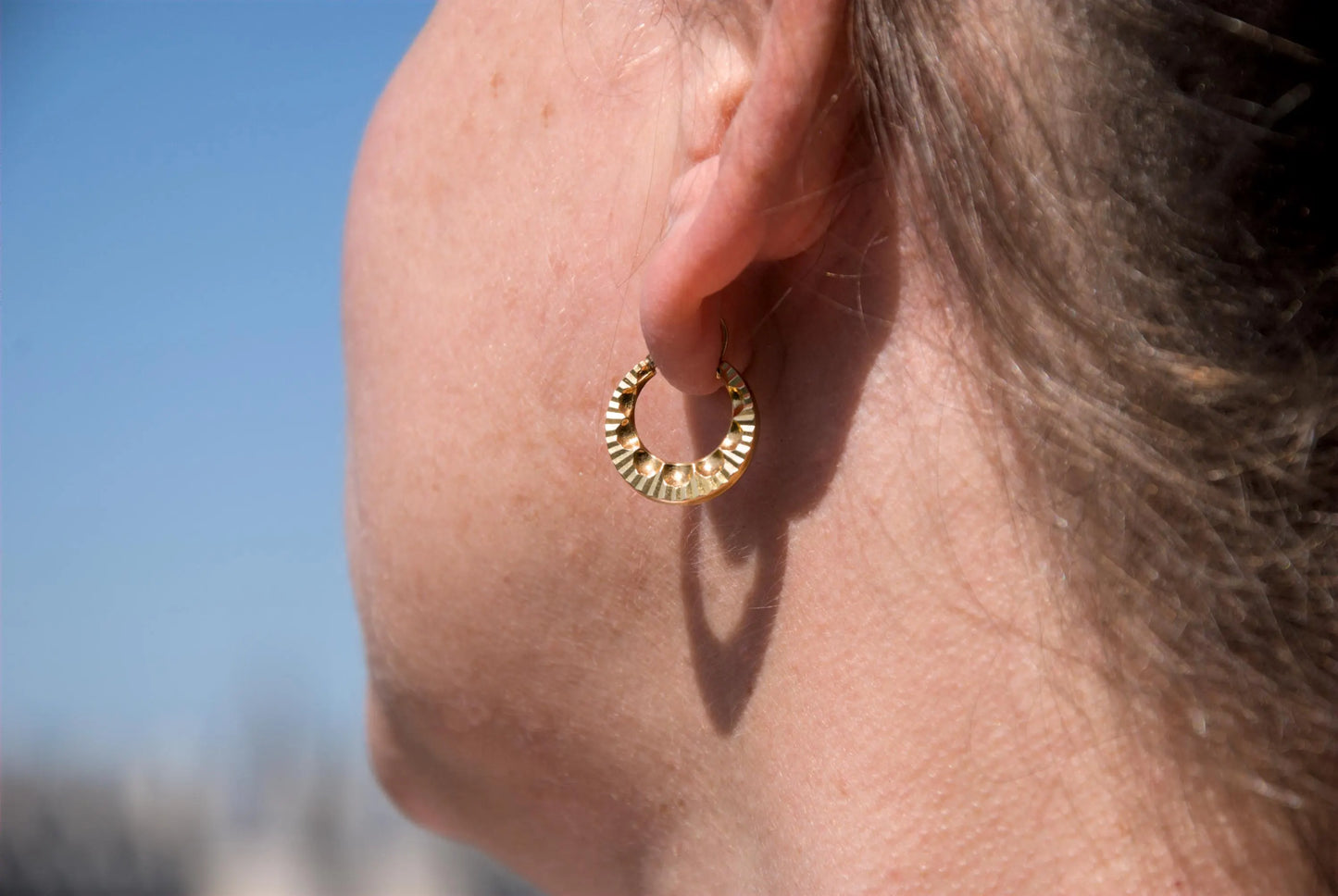 Créoles vintage texturées striées en or jaune 18k, élégantes boucles d’oreilles anciennes