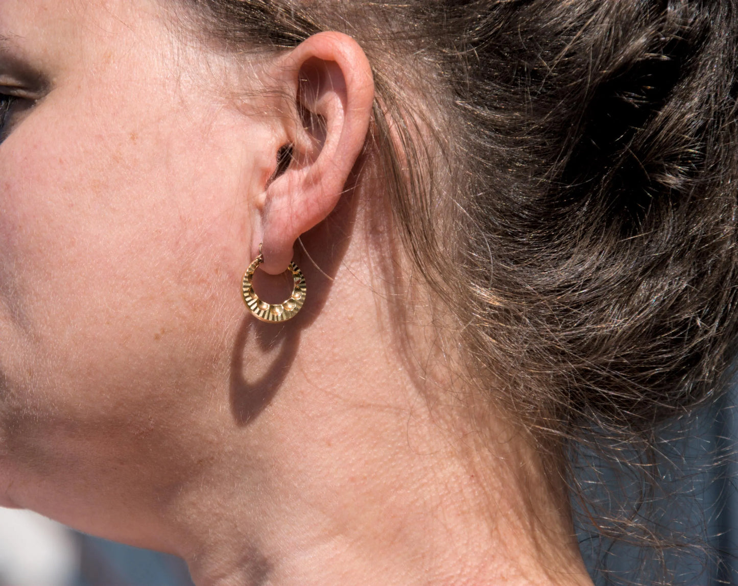 Créoles vintage texturées striées en or jaune 18k, élégantes boucles d’oreilles anciennes