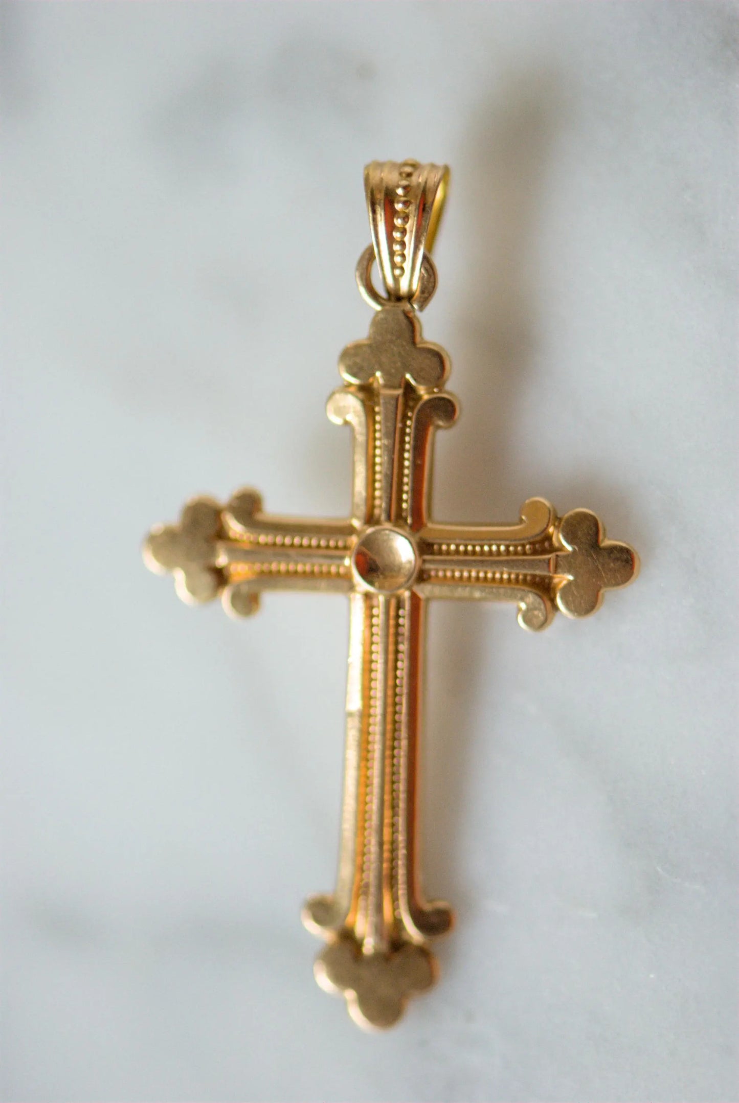 Croix ancienne en or 18 carats et perle – Pendentif style néogothique, fin 19e siècle