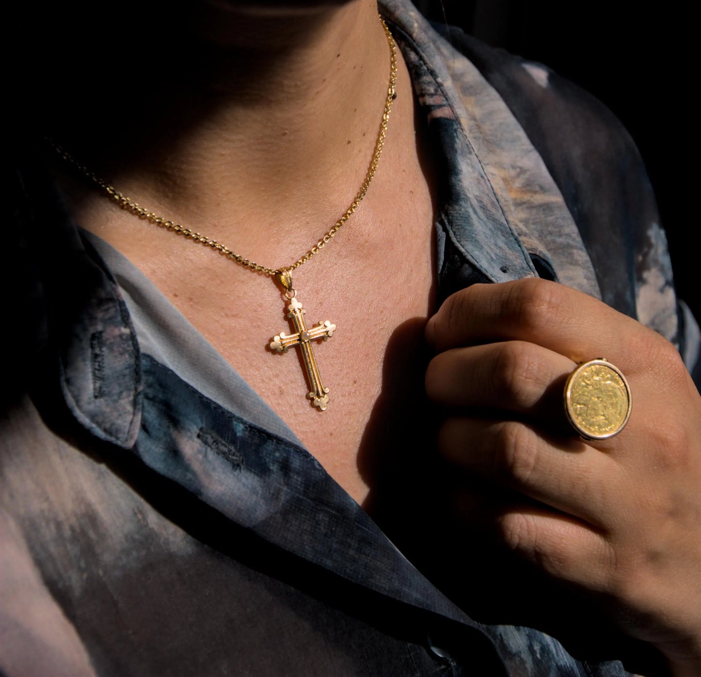 Croix ancienne en or 18 carats et perle – Pendentif style néogothique, fin 19e siècle