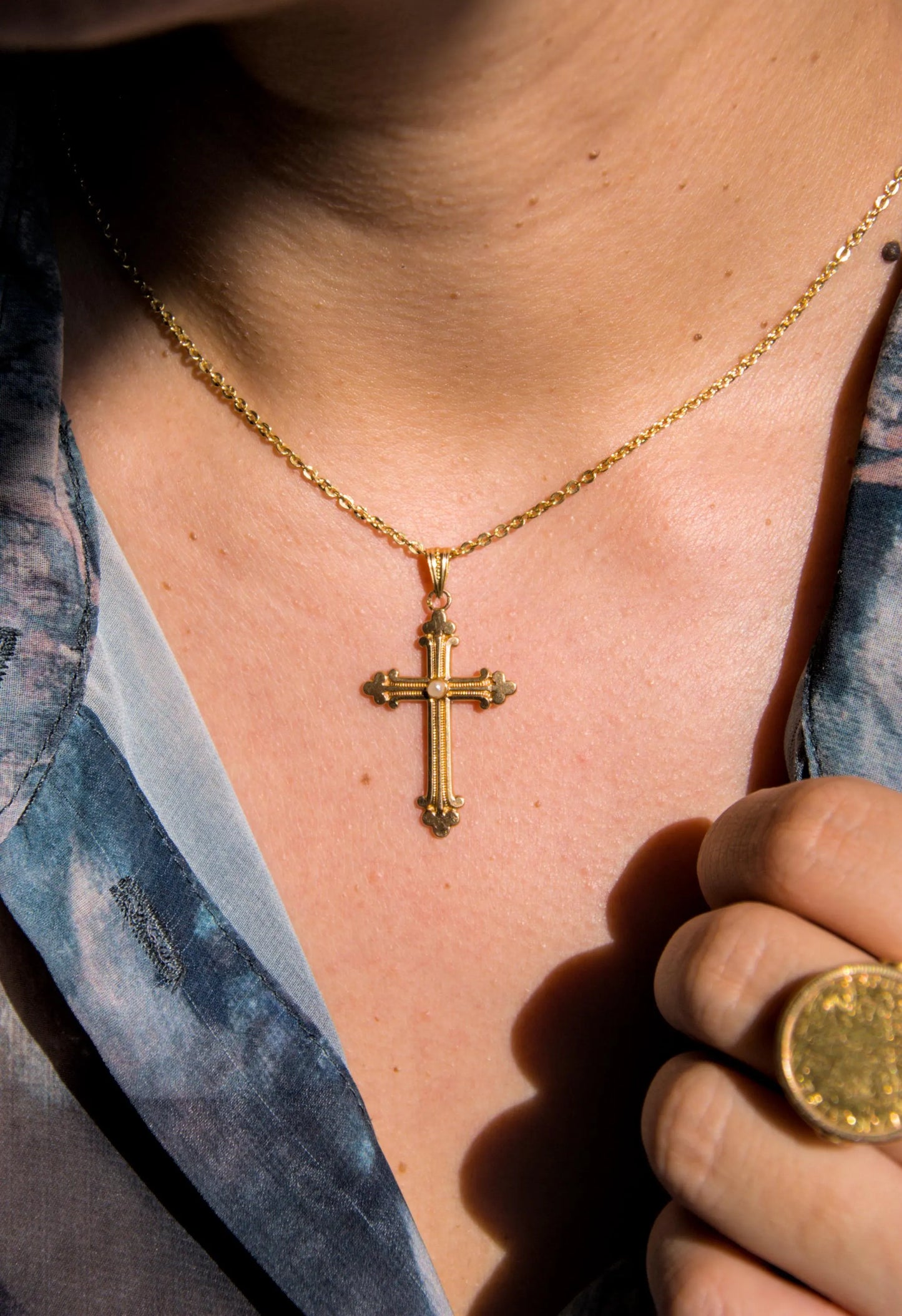 Croix ancienne en or 18 carats et perle – Pendentif style néogothique, fin 19e siècle