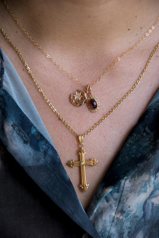 Croix ancienne en or 18 carats et perle – Pendentif style néogothique, fin 19e siècle