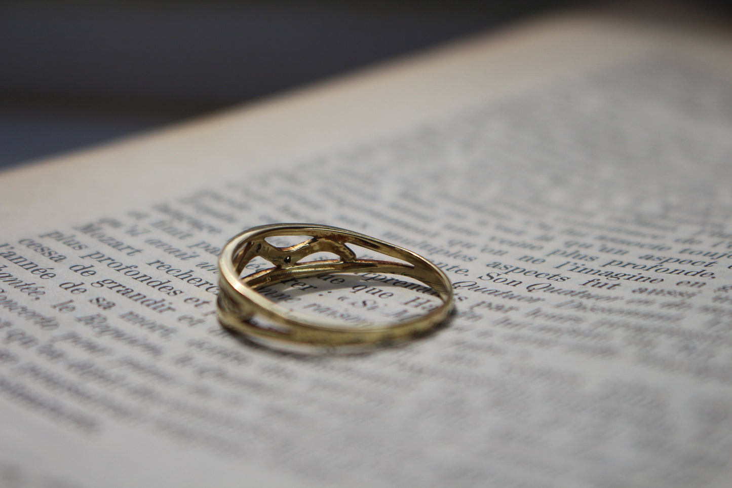 Bague vintage serpent ajourée en or jaune 18K – motif ondulé, diamants