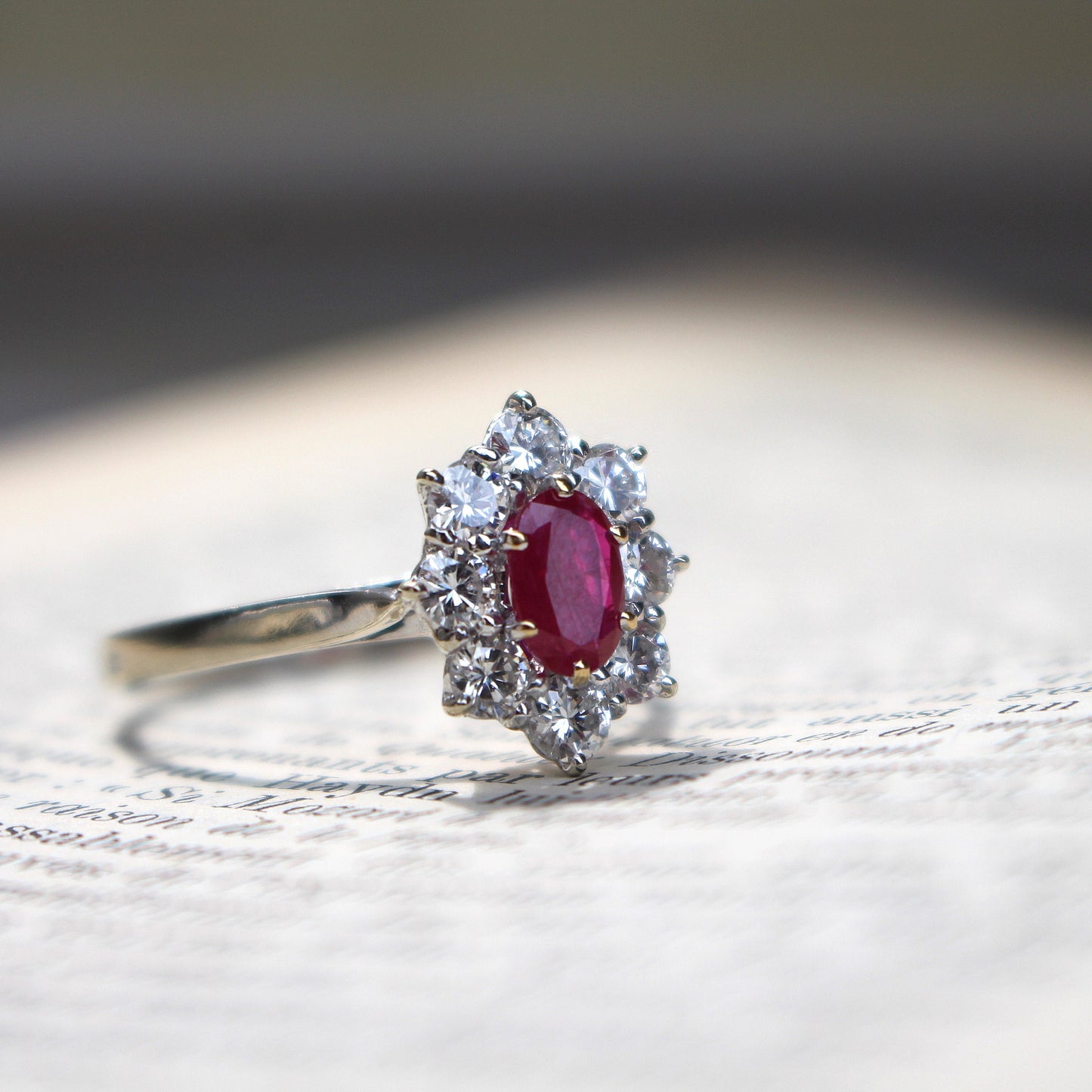 Bague de fiançailles marguerite en or blanc 18k avec rubis entourage diamants